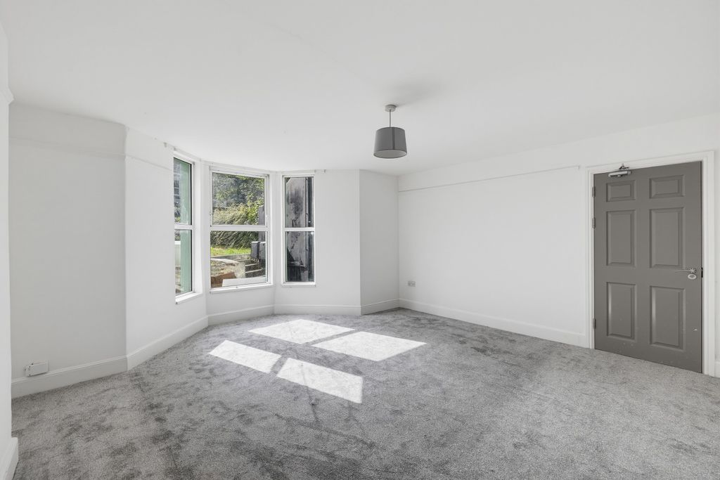 Property photo 3 of 8 0008
