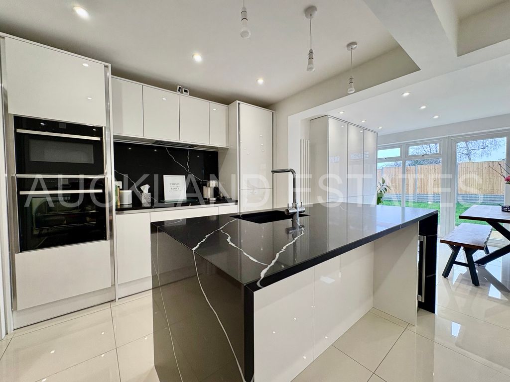 Property photo 2 of 25 Image00010