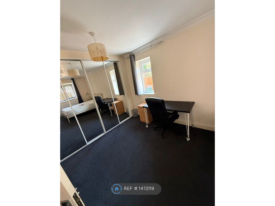 Property photo 2 of 11 Double Bedroom