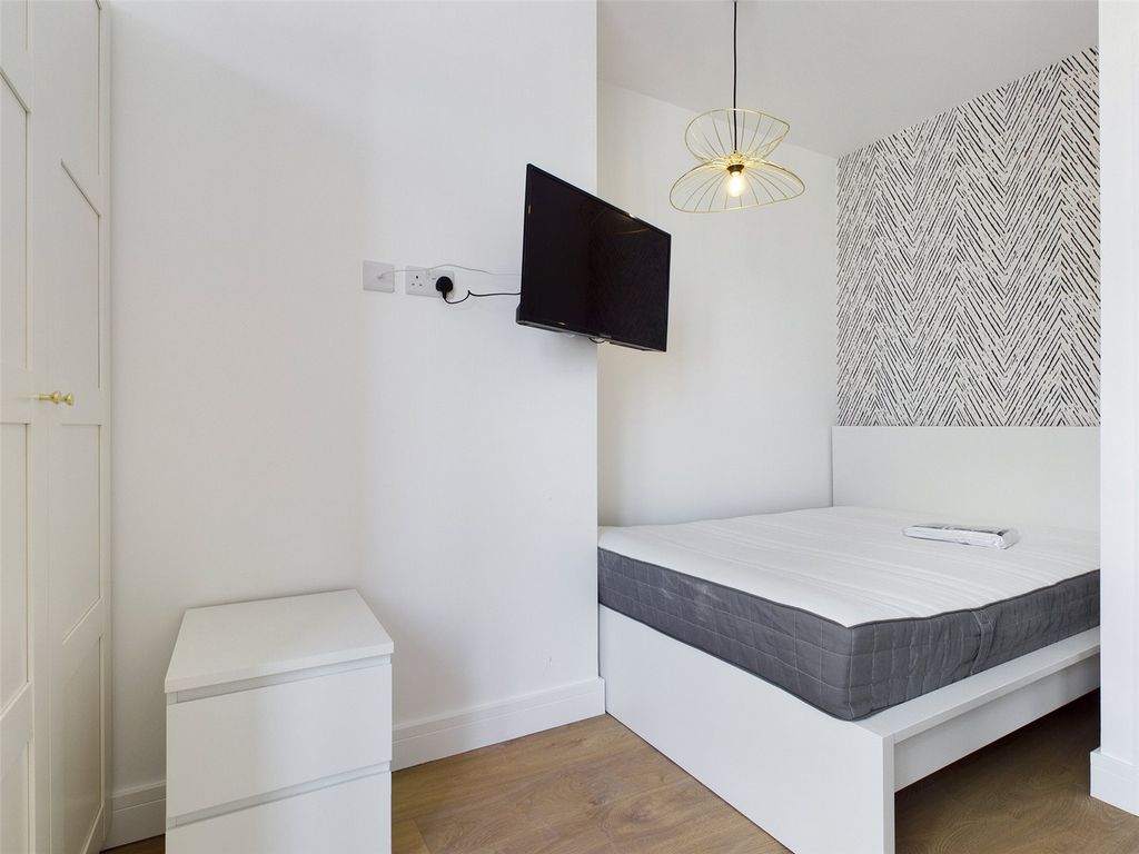 Property photo 2 of 8 Bedroom-To-Rent