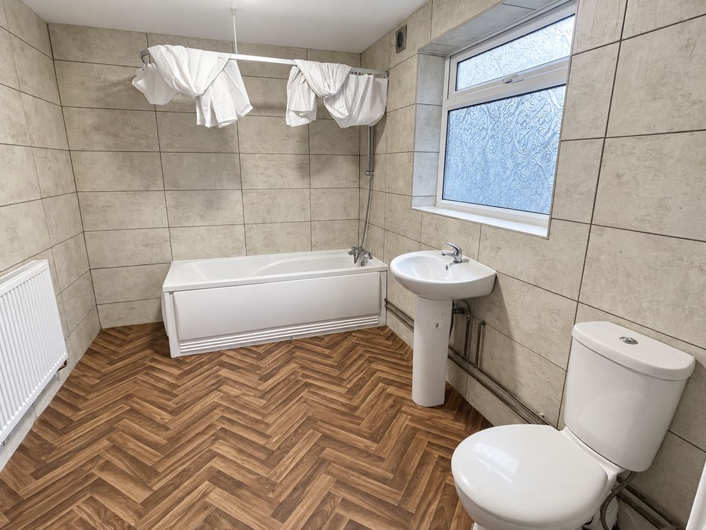 Property photo 2 of 16 02-Bathroom