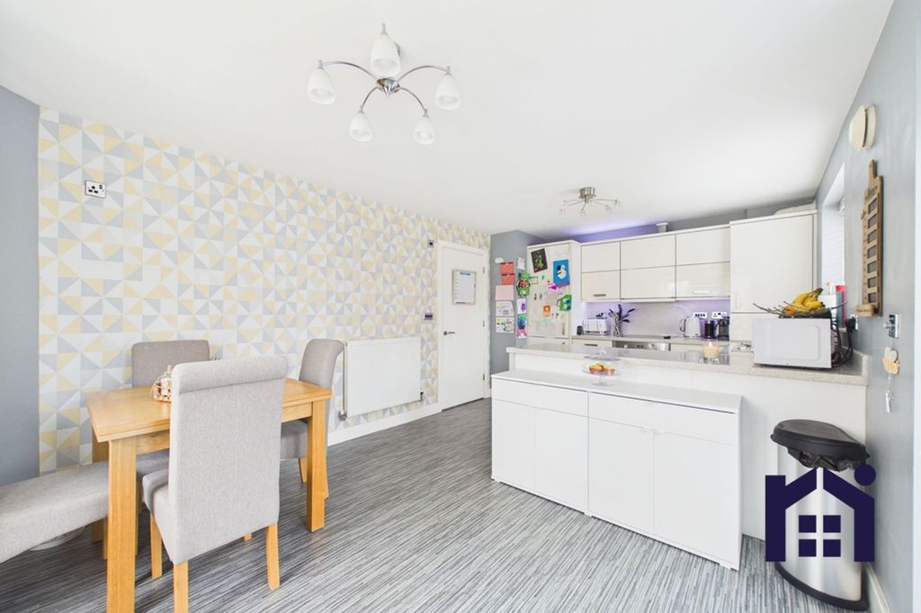 Property photo 3 of 25 Dining Kitchen