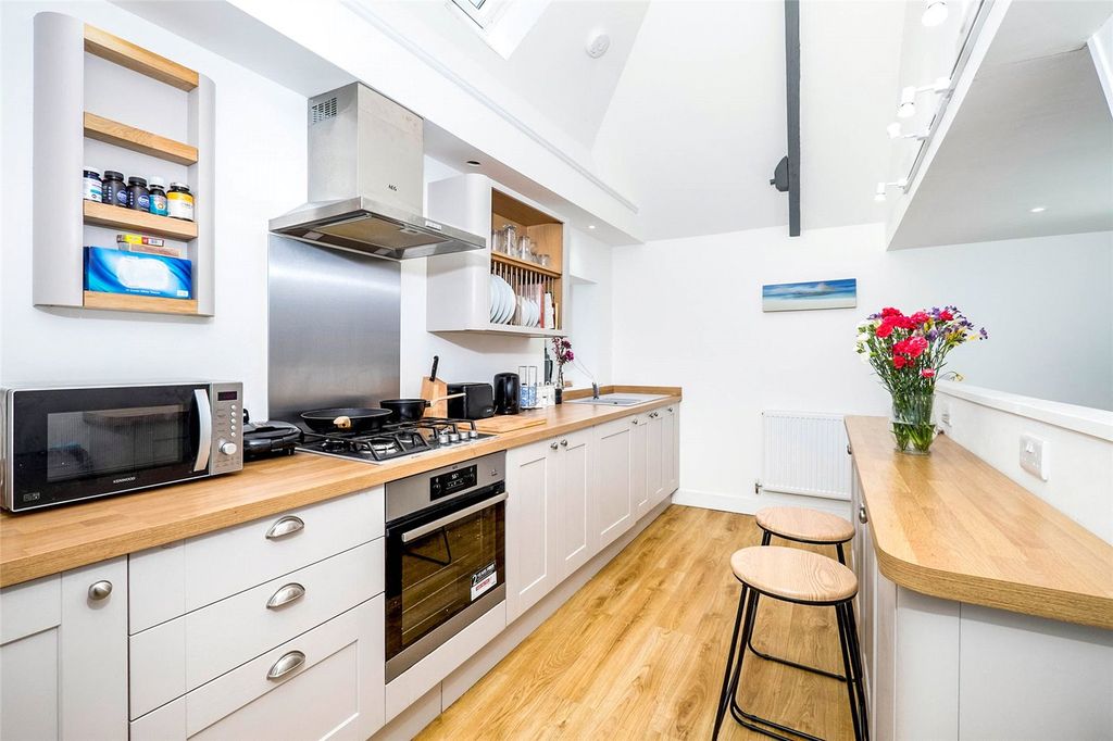 Property photo 2 of 10 Kitchen