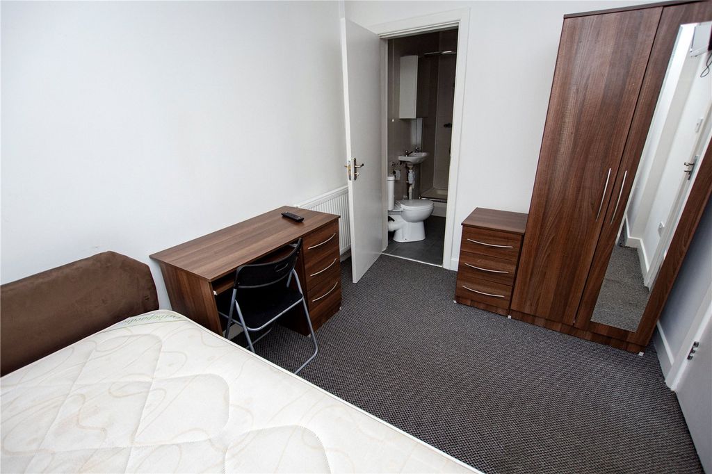 6 bed shared accommodation to rentHubert Road, Birmingham, West Midlands B29 photo 4