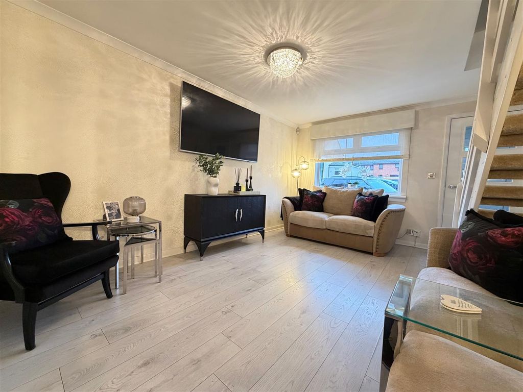 Property photo 2 of 16 Lounge