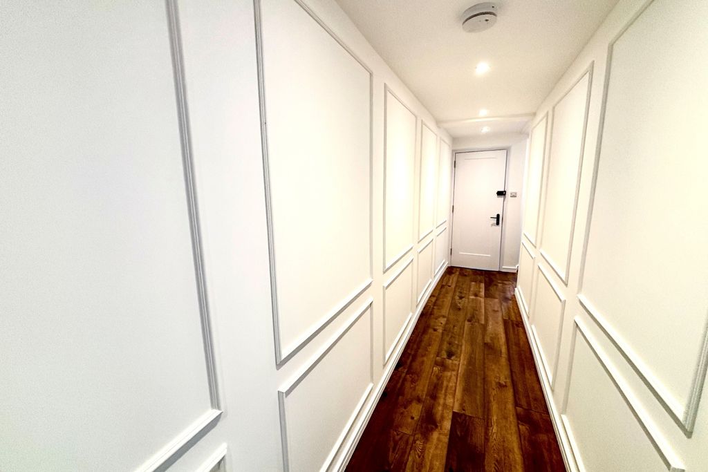 Property photo 2 of 10 Hallway