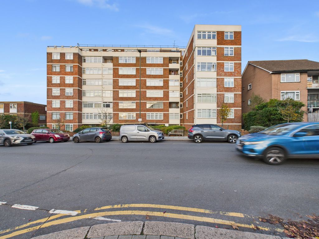 Property photo 1 of 15 1 Bed Flat For Sale Melvin Hall, Golders Green Road, Golders Green Nw11 9Qb