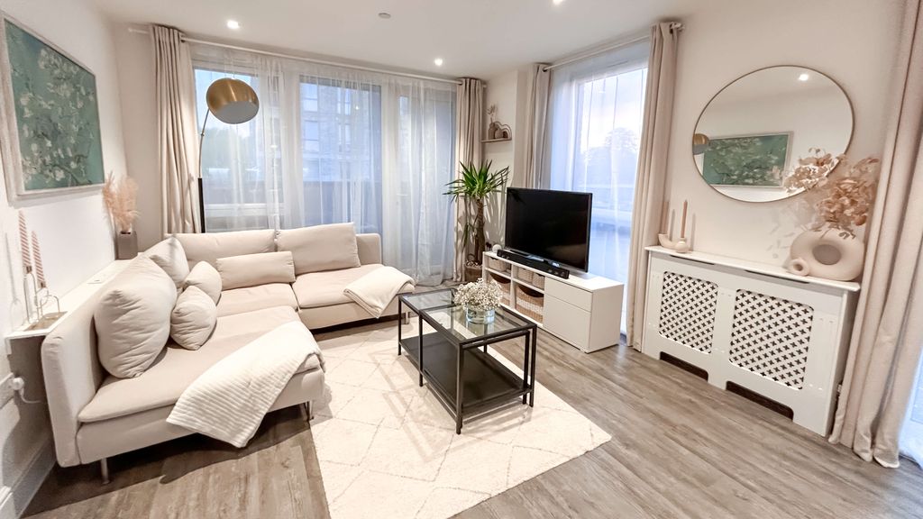 Property photo 2 of 12 4. Livingroom.Jpg