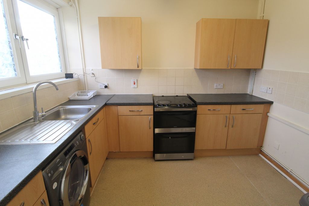 Property photo 1 of 8 Two-Bedroom Maisonette For Sale