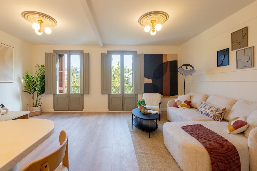 Property photo 1 of 40 Excellent Refurbished Flat With Original Features And Views Of Arc De Triomphe
