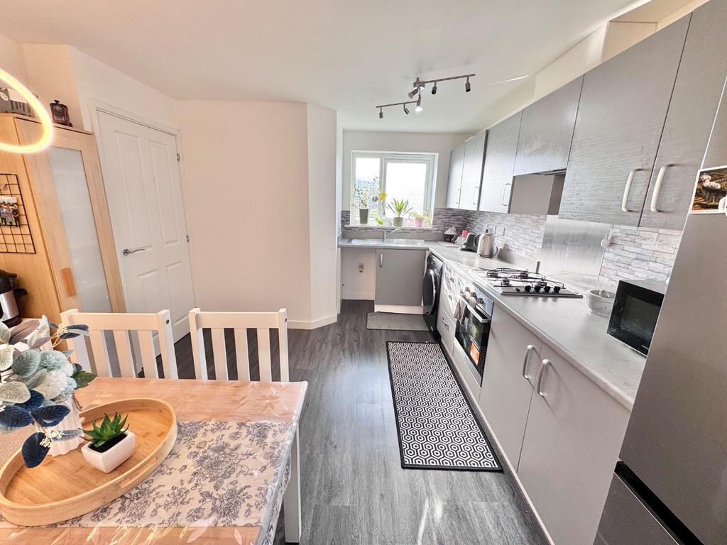 Property photo 3 of 16 Kitchen