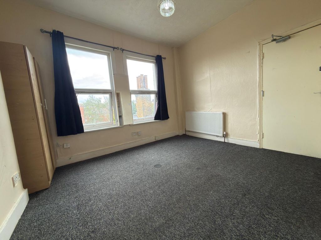Property photo 3 of 7 8
