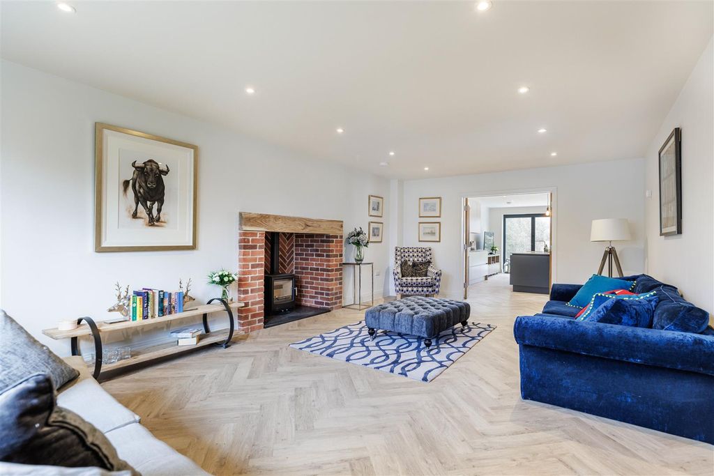 Property photo 3 of 28 Lounge