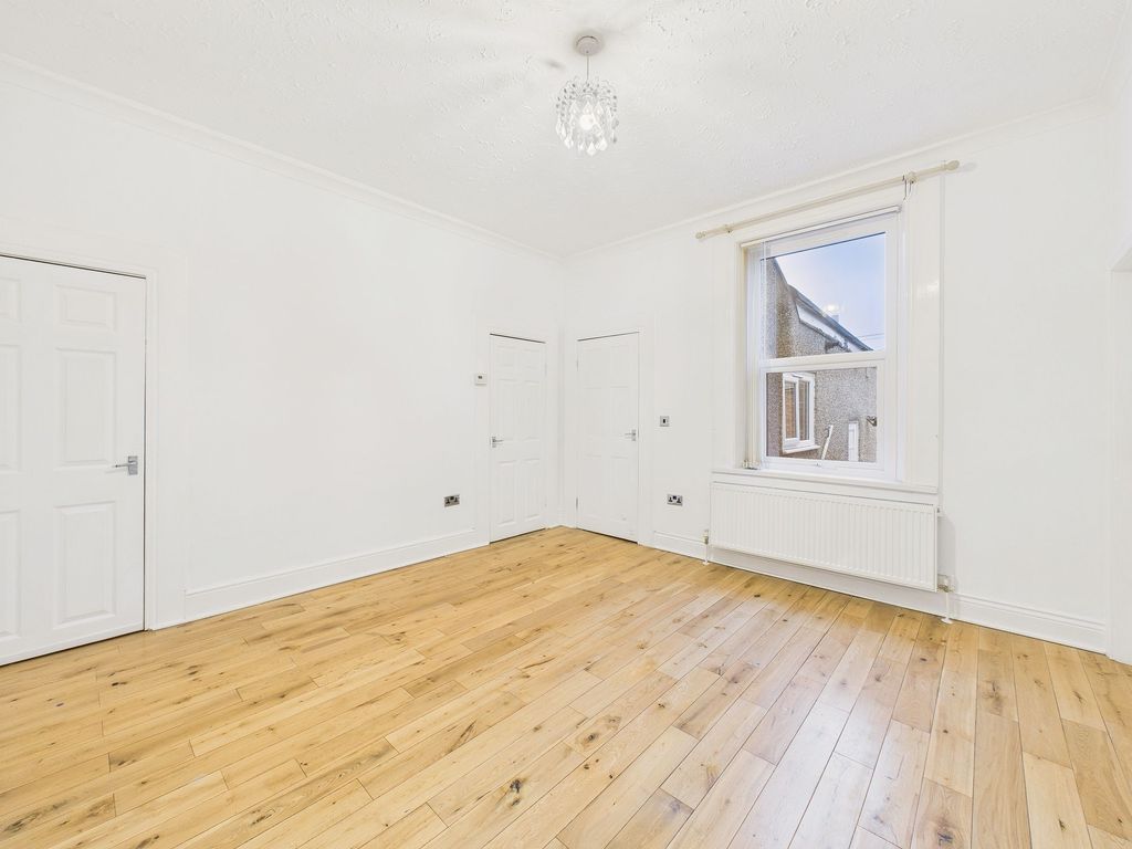 Property photo 2 of 11 Lounge