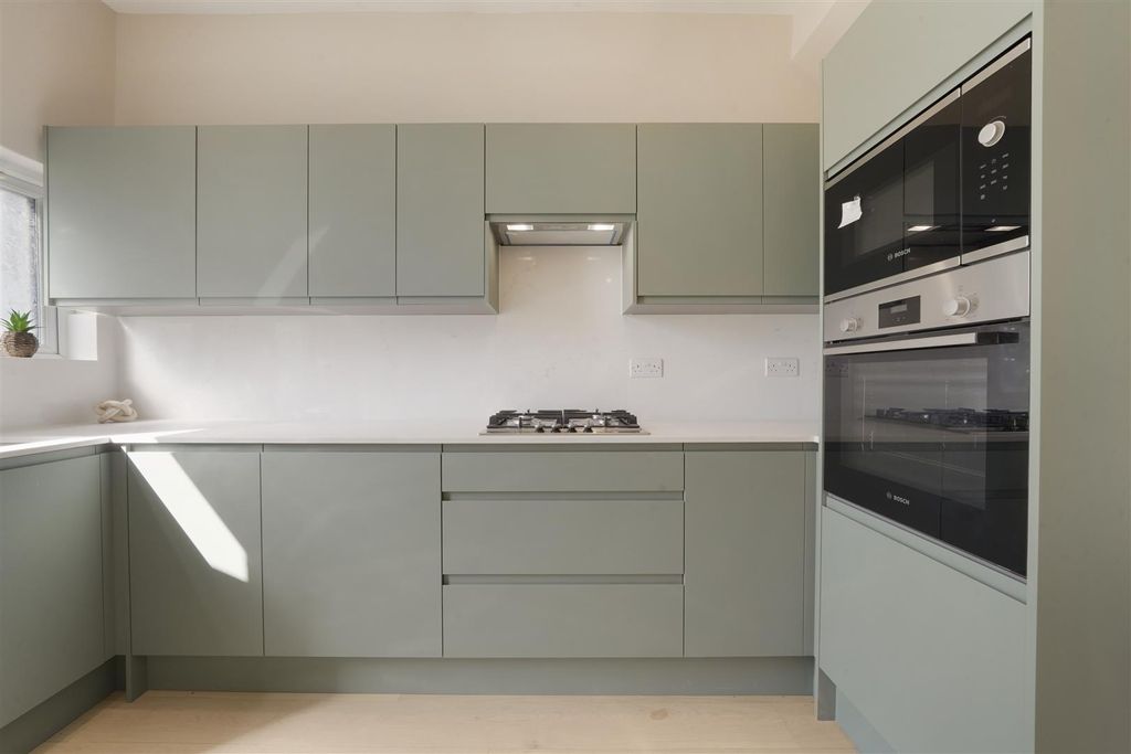 Property photo 3 of 14 Modern Fitted Kitchen