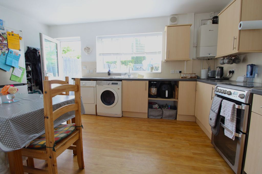 Property photo 3 of 10 Kitchen