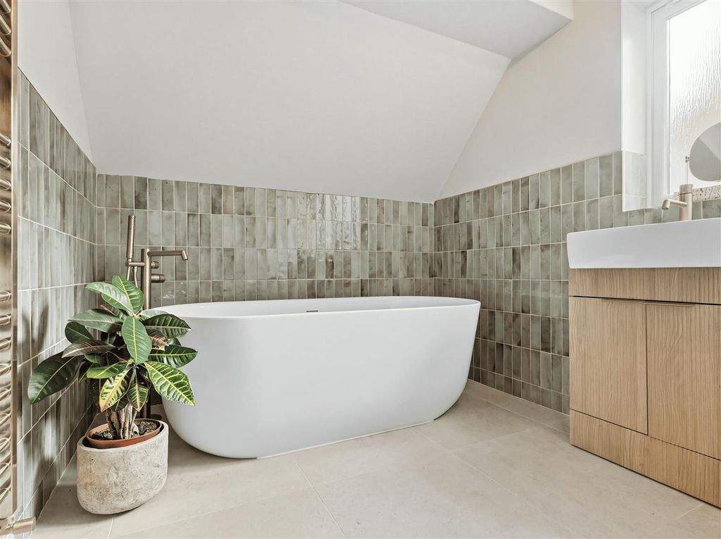 Property photo 2 of 12 Bathroom