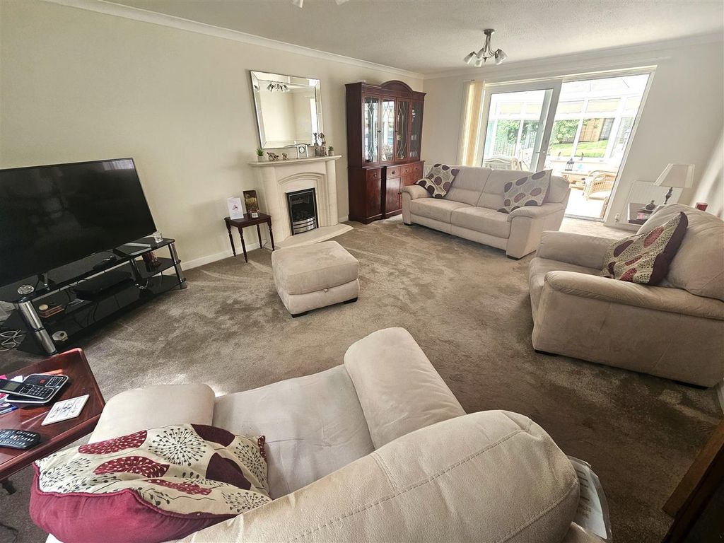 Property photo 3 of 21 Sitting Room (2).Jpg