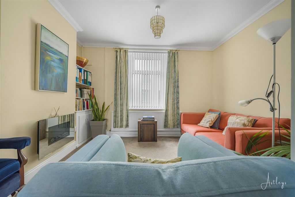 Property photo 2 of 17 Lounge