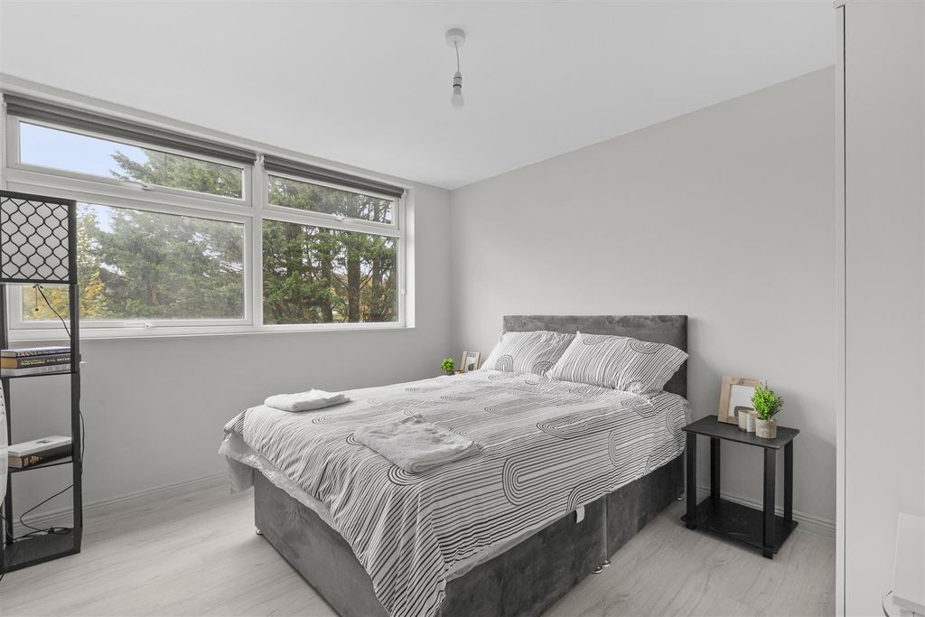 Property photo 3 of 7 Principal Bedroom