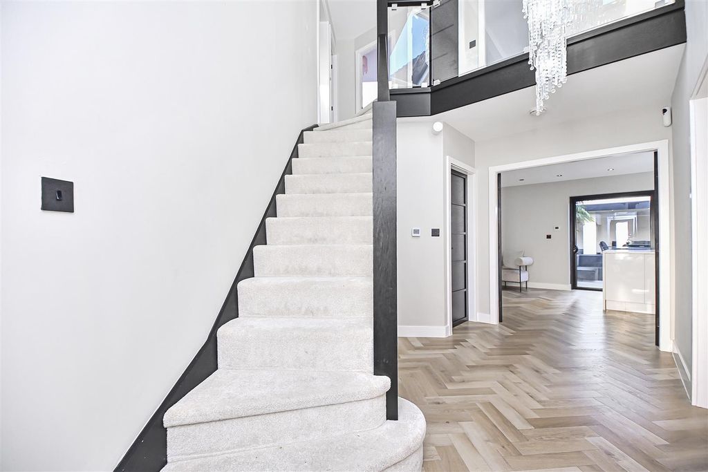 Property photo 2 of 39 56A Beehive Green Entrance Hall (2).Jpg