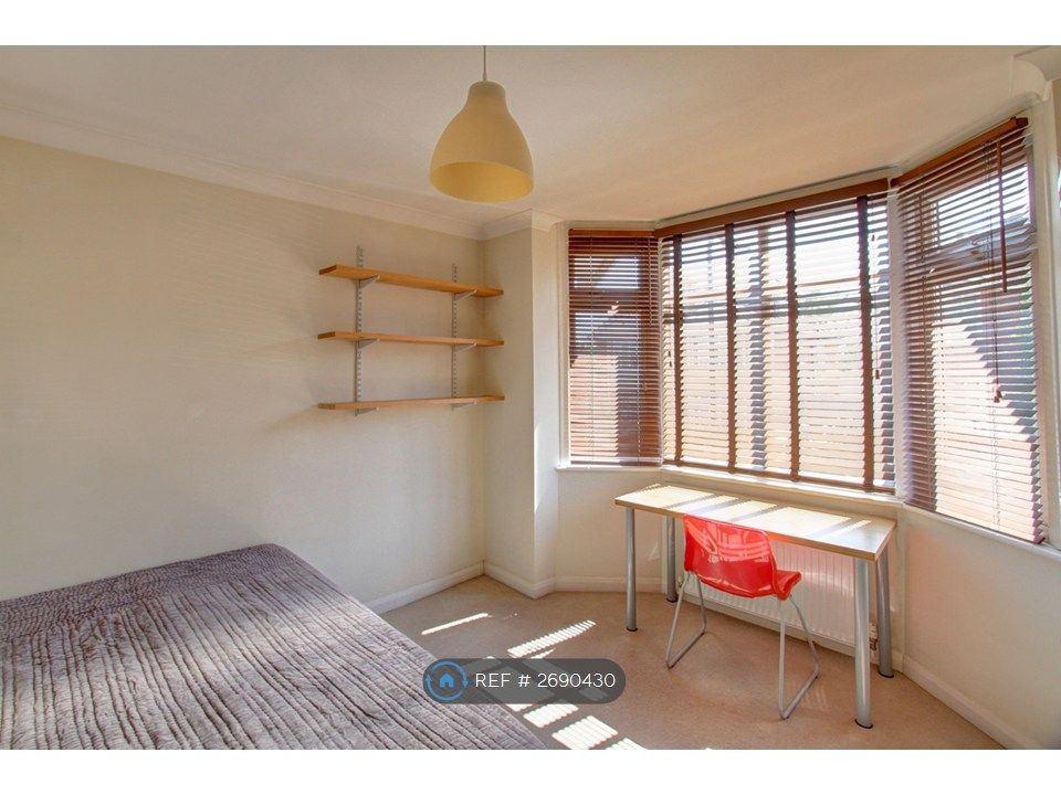 Property photo 2 of 12 Bed 1 - Side View