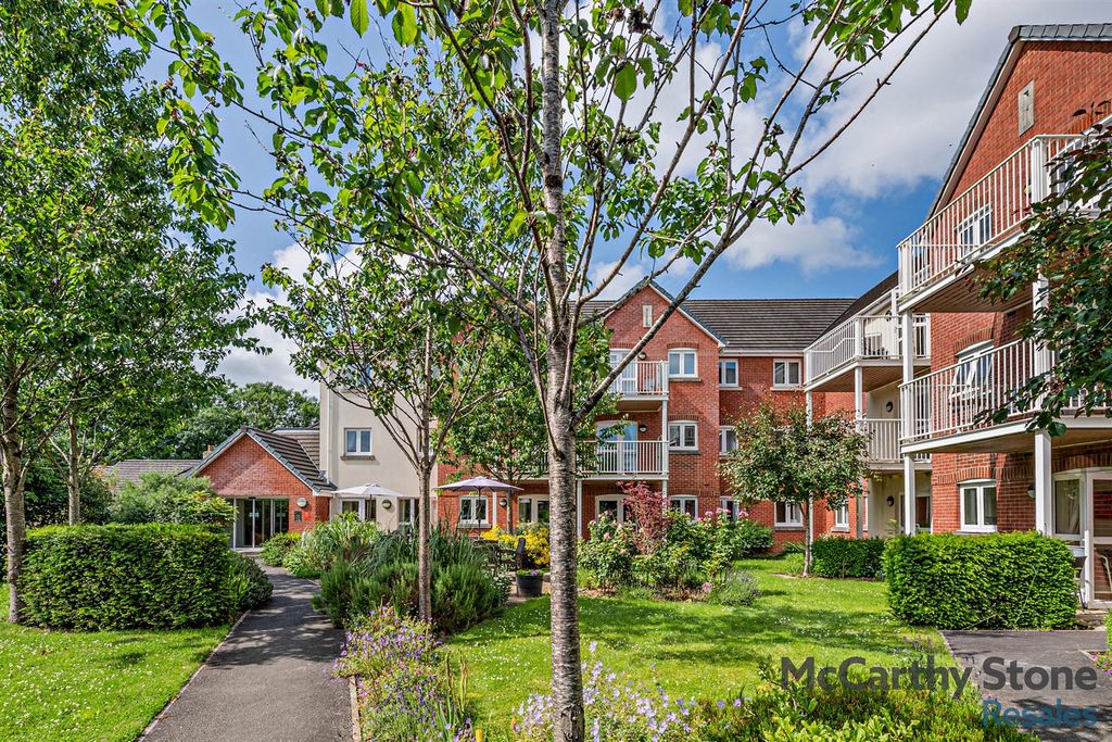 Property photo 1 of 19 Communal Gardens