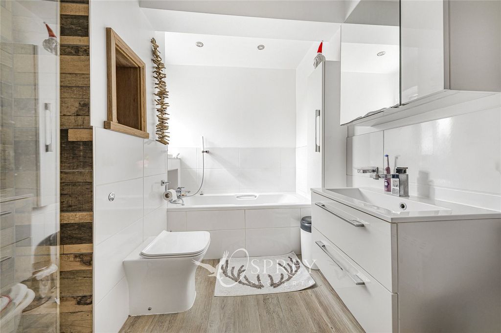 Property photo 3 of 18 Bathroom