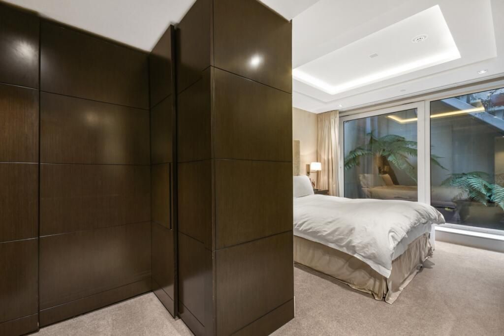 Property photo 2 of 10 Bedroom