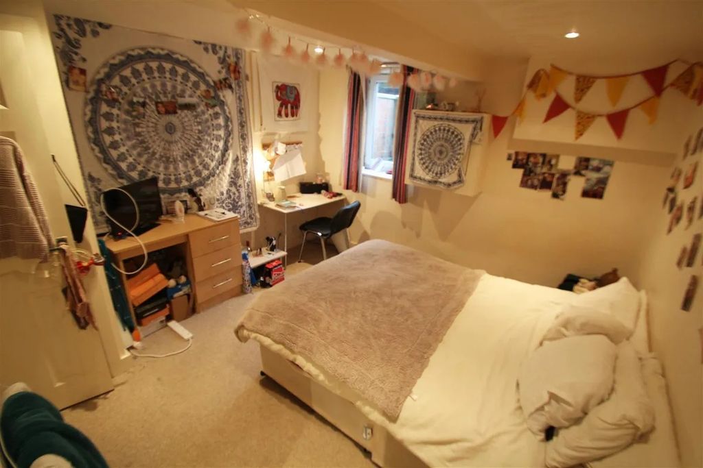 Property photo 2 of 8 Cozy Double Bedroom Featuring A Comfortable Bed Wi...