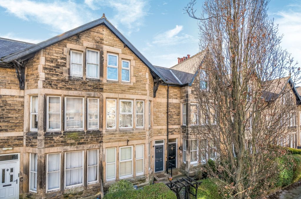 Property photo 3 of 19 Ewemove Harrogate House Front1