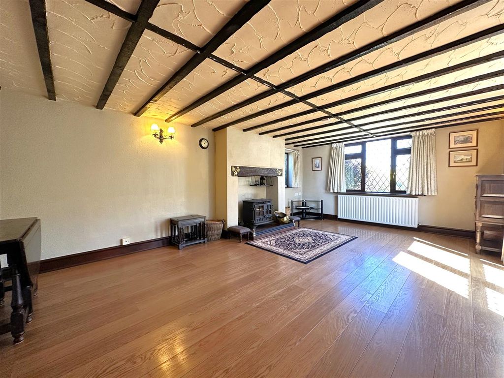 Property photo 2 of 24 Spacious Beamed Lounge 459