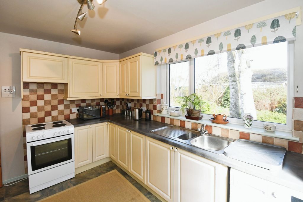 Property photo 3 of 11 Kitchen