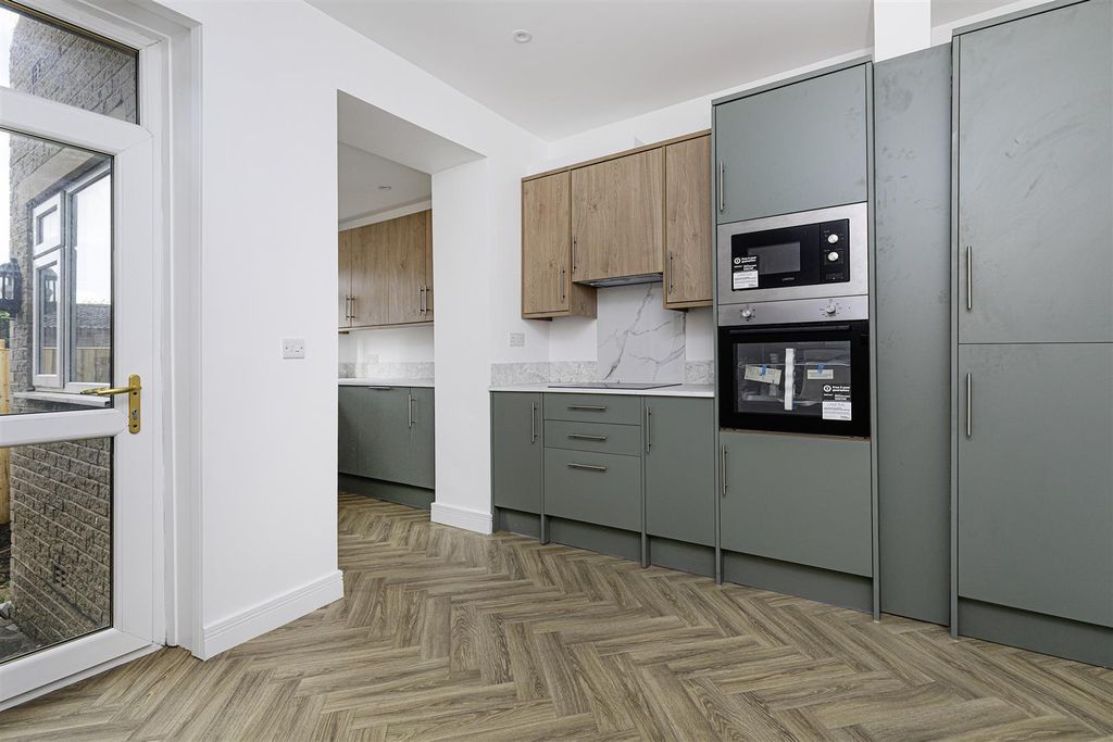 Property photo 3 of 24 Dining Kitchen