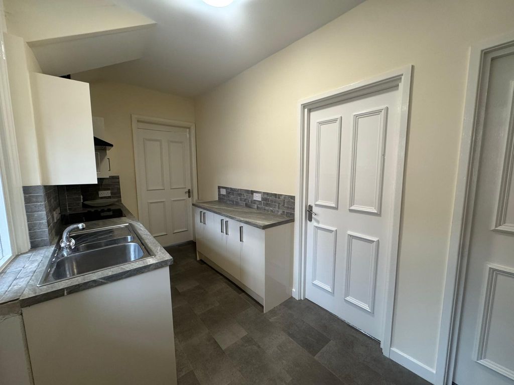 Property photo 3 of 16 Kitchen
