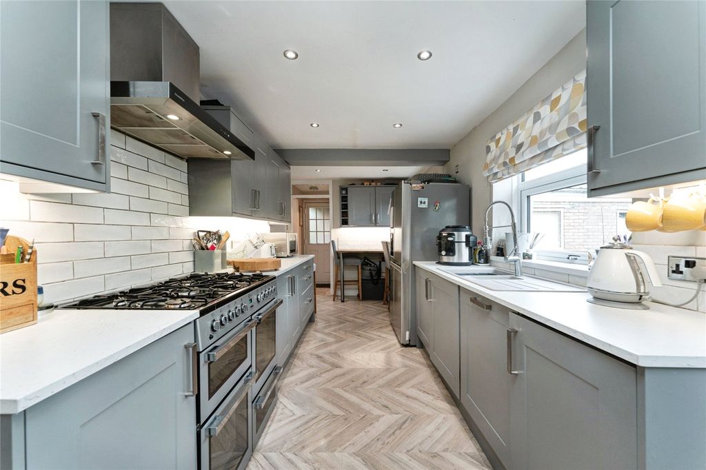 Property photo 2 of 27 Picture No. 15