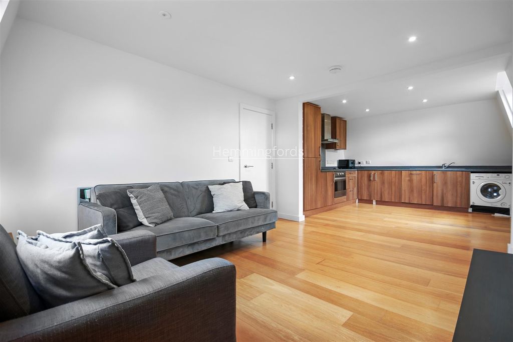Property photo 2 of 15 12-348B255c-d9ee-4506-A1dc-c0Ff30E5298c76111 - Am