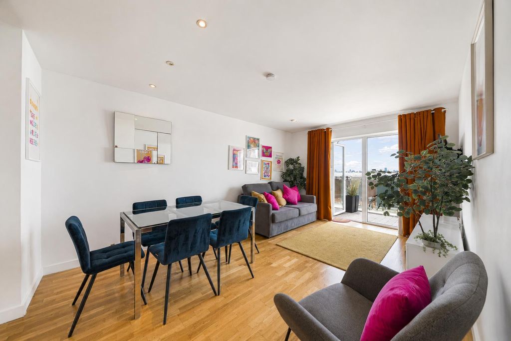 Property photo 3 of 18 Eyot House