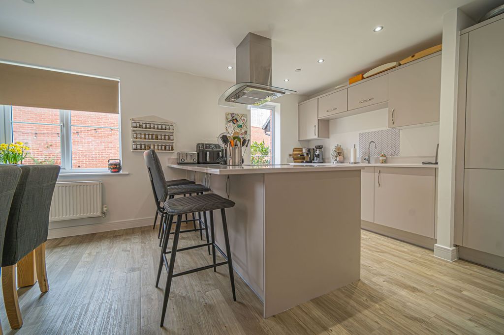 Property photo 2 of 43