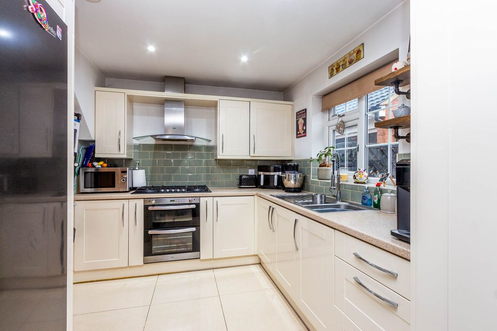 Property photo 3 of 14 Kitchen