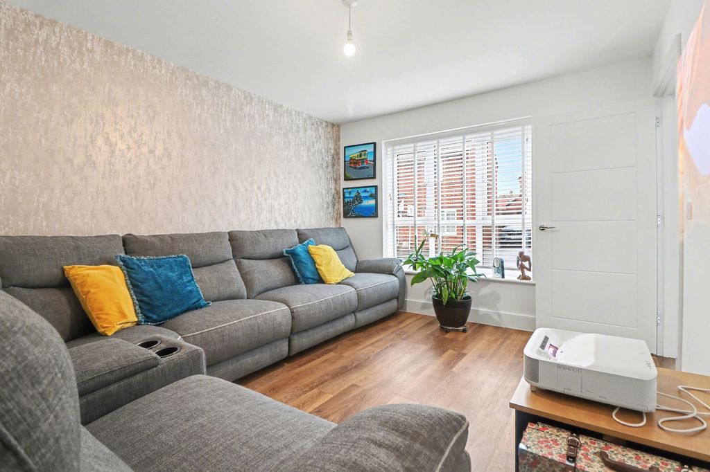 Property photo 3 of 18