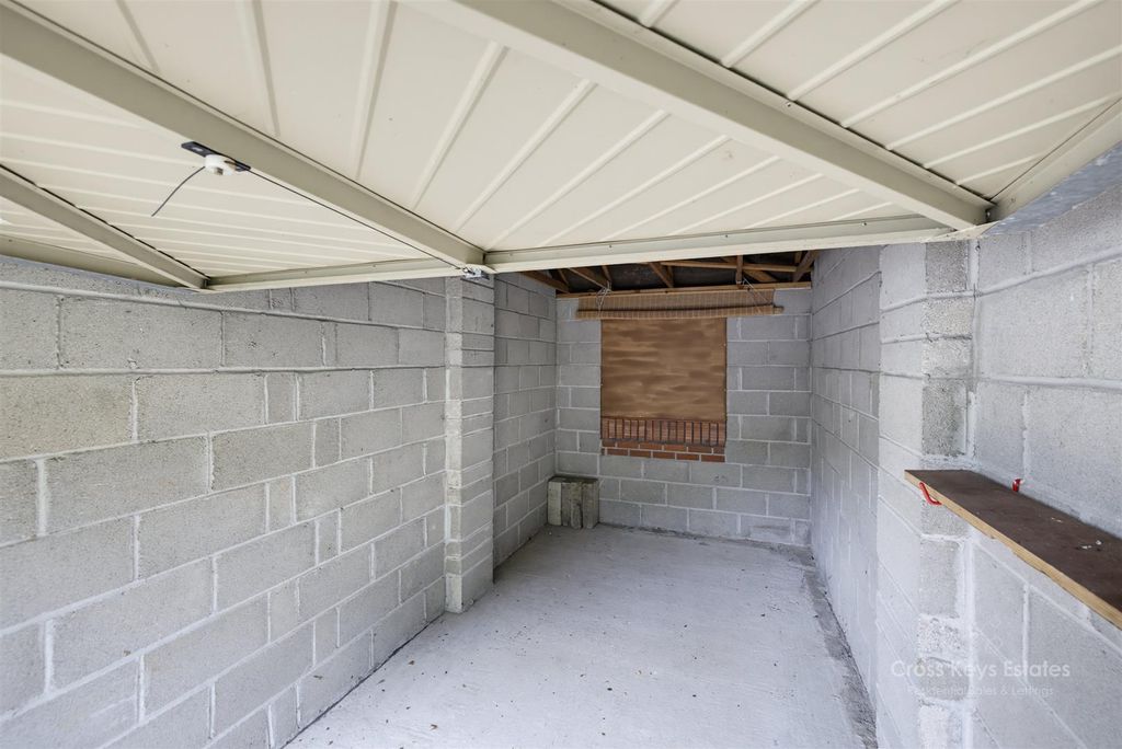 Property photo 3 of 9 Garage