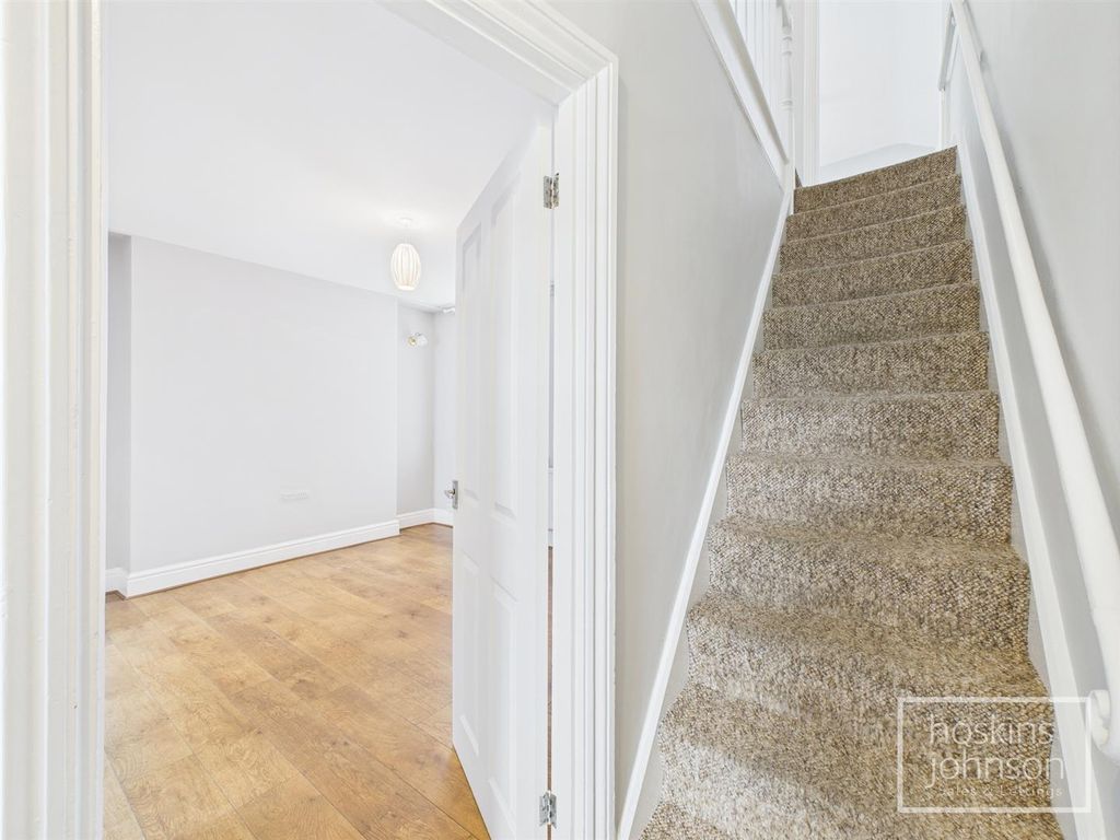 Property photo 3 of 18 Entrance Hall