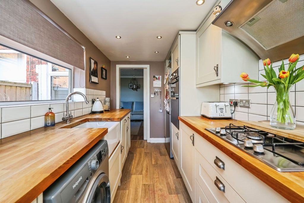 Property photo 2 of 17 Fitted Kitchen