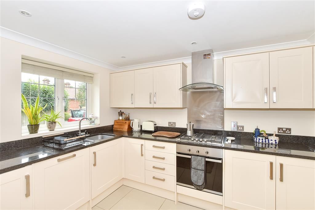 Property photo 3 of 10 Kitchen