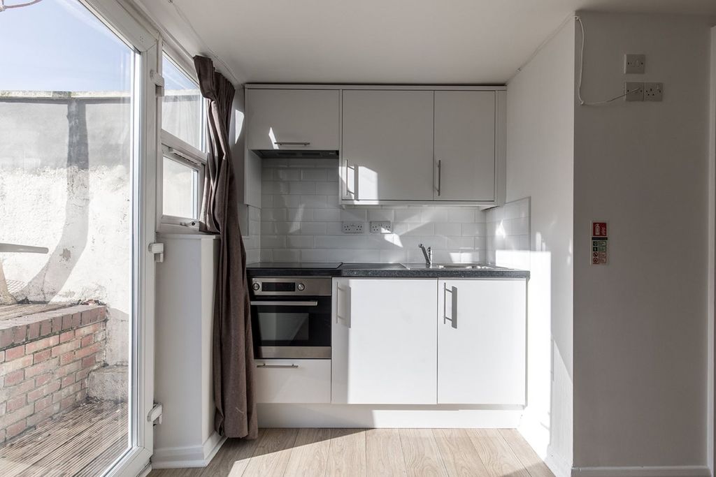 Property photo 1 of 10 Kitchen