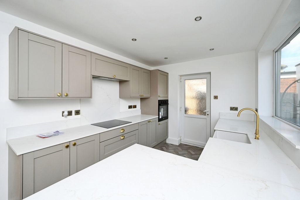 Property photo 3 of 20 Kitchen