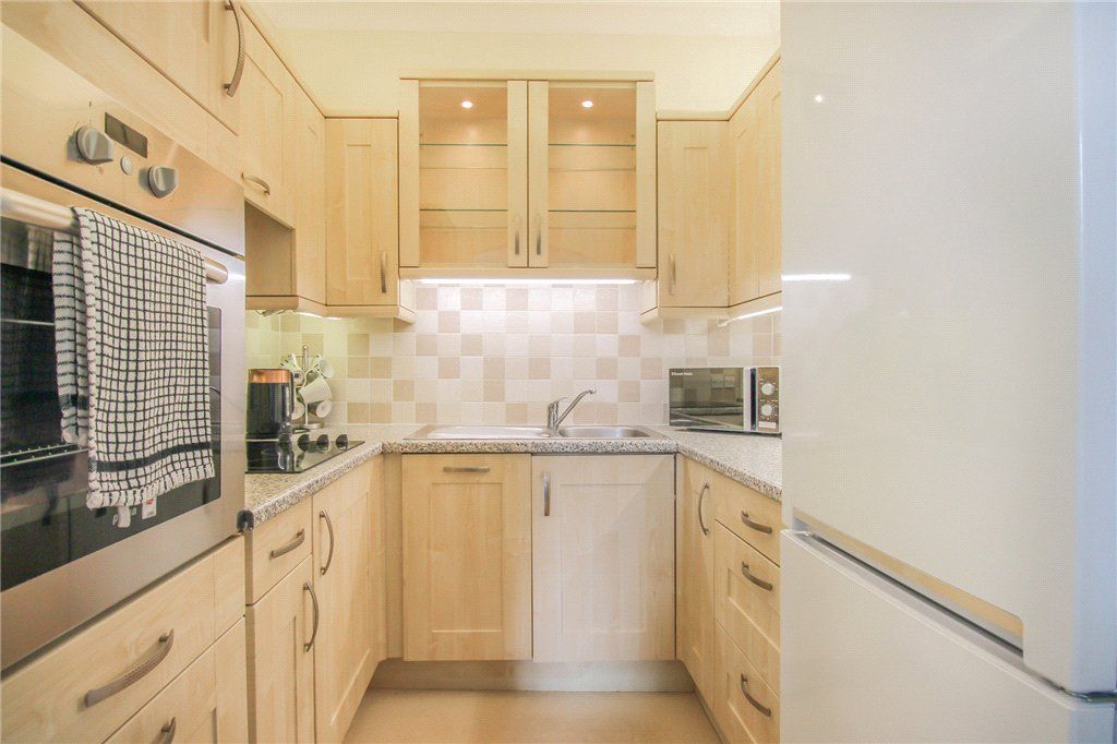 Property photo 3 of 10 Kitchen