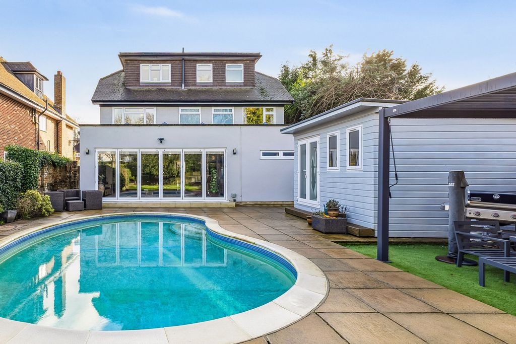 Property photo 3 of 27