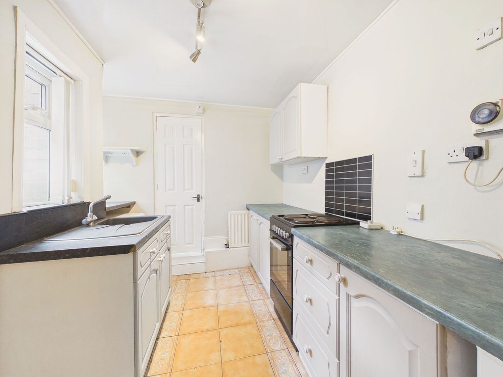 Property photo 3 of 9 Kitchen